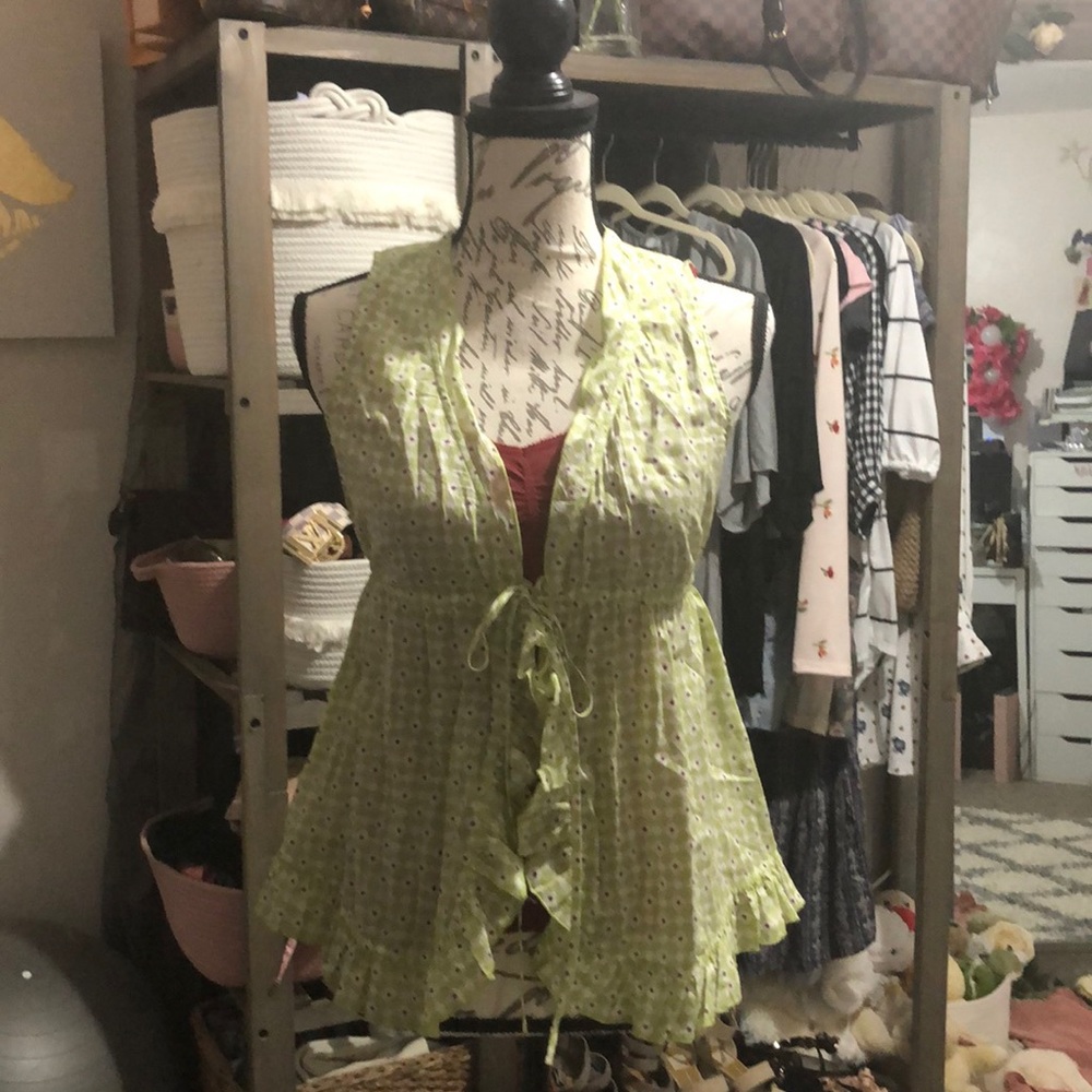 Sleeveless top w/tie and underneath tank top.